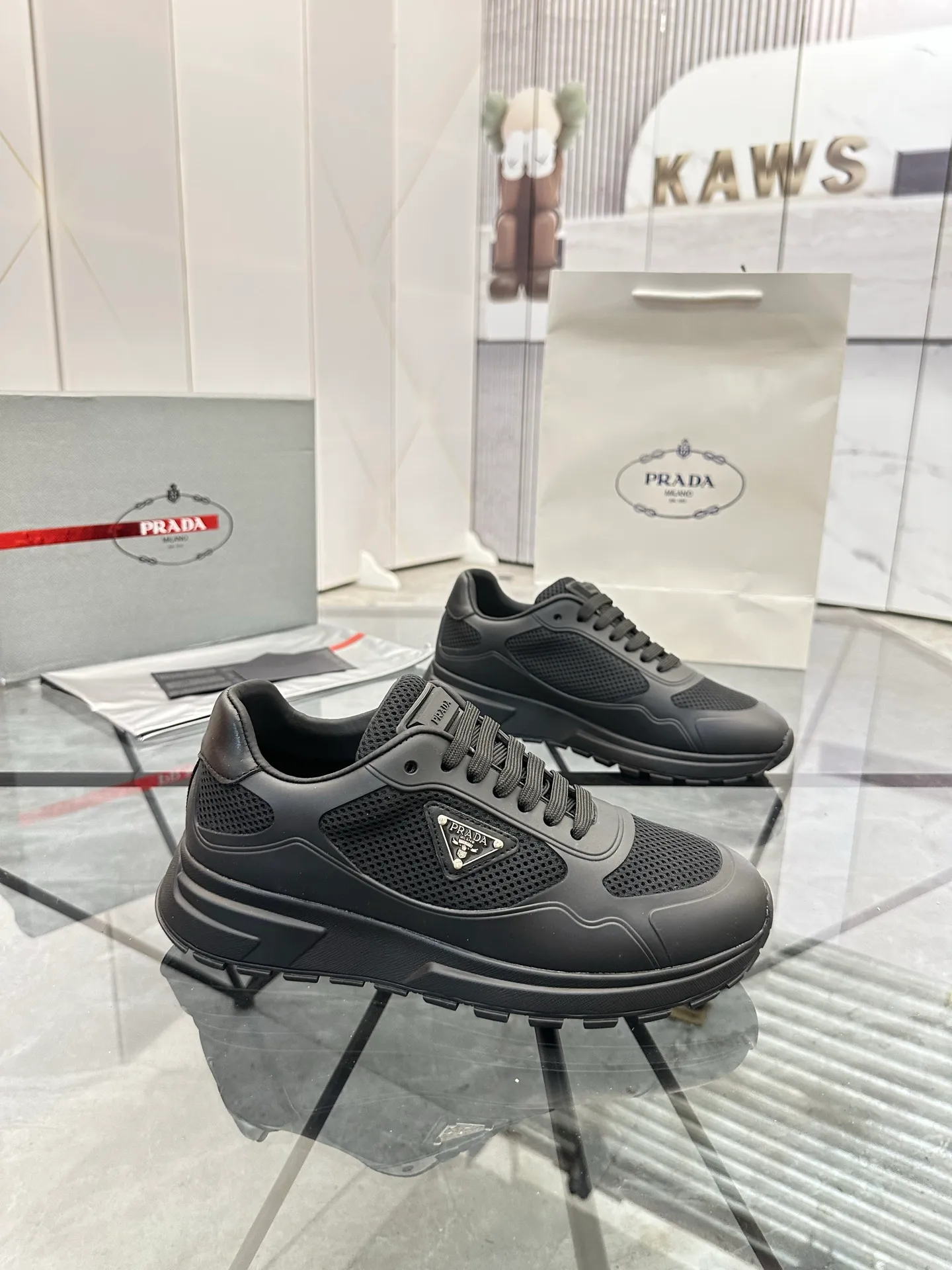 Men's shoes for sale 💰: 💰P600¥ High-end top quality Product trademark: Prada *"Prada*" low-top casual shoes Regular size: 38-45 (can be customized to 46) Product materials: Upper imported glue splicing original material, breathable lining, cowhide foot pads, original outsole. Number: 832